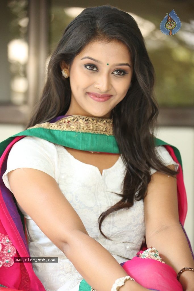 Pooja Jhaveri New Stills - 43 / 99 photos