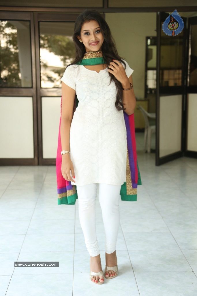 Pooja Jhaveri New Stills - 44 / 99 photos