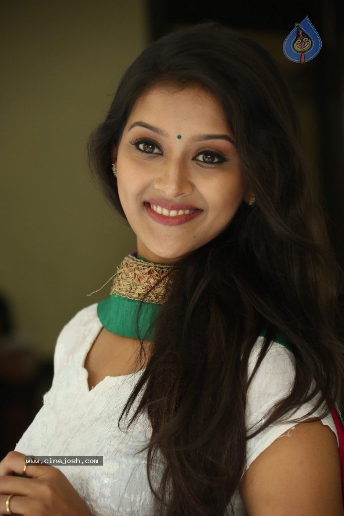 Pooja Jhaveri New Stills - 50 / 99 photos