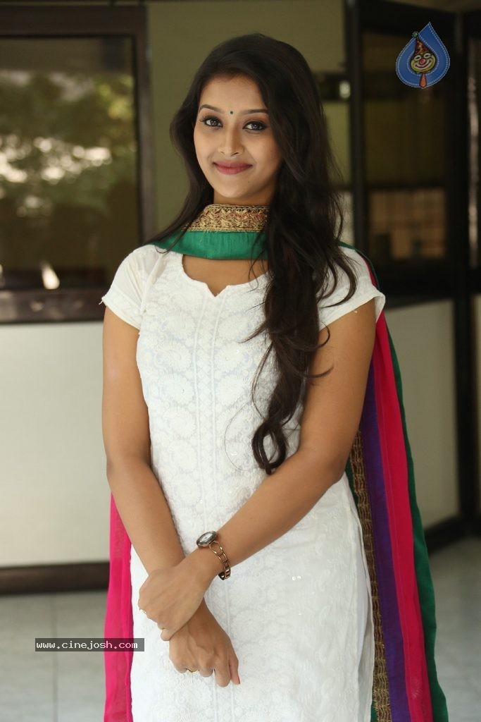 Pooja Jhaveri New Stills - 69 / 99 photos