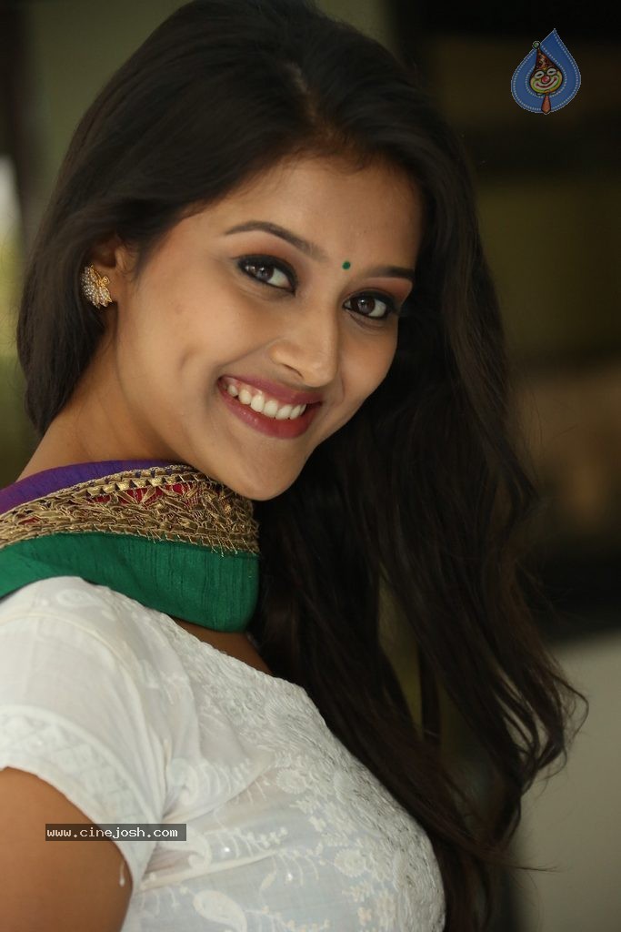 Pooja Jhaveri New Stills - 86 / 99 photos