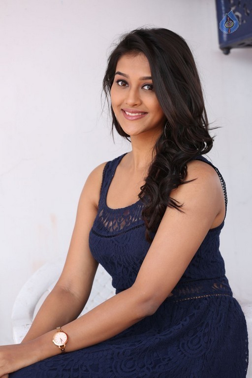 Pooja Jhaveri Photos - 3 / 61 photos