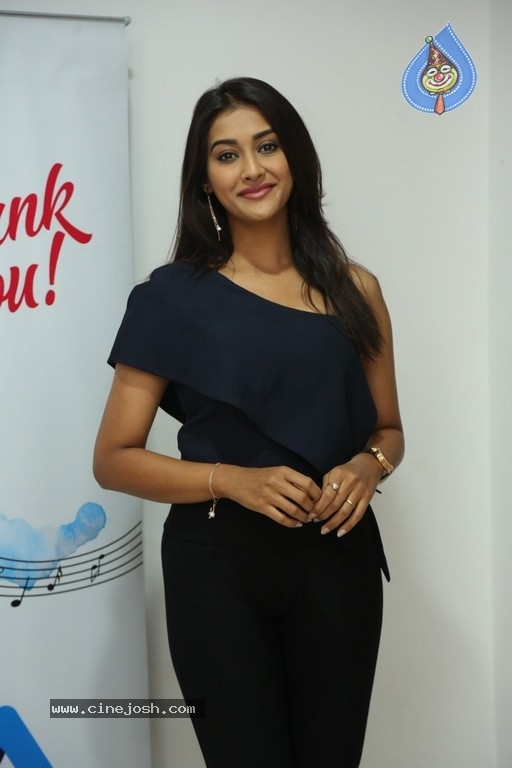 Pooja Jhaveri Photos - 10 / 16 photos