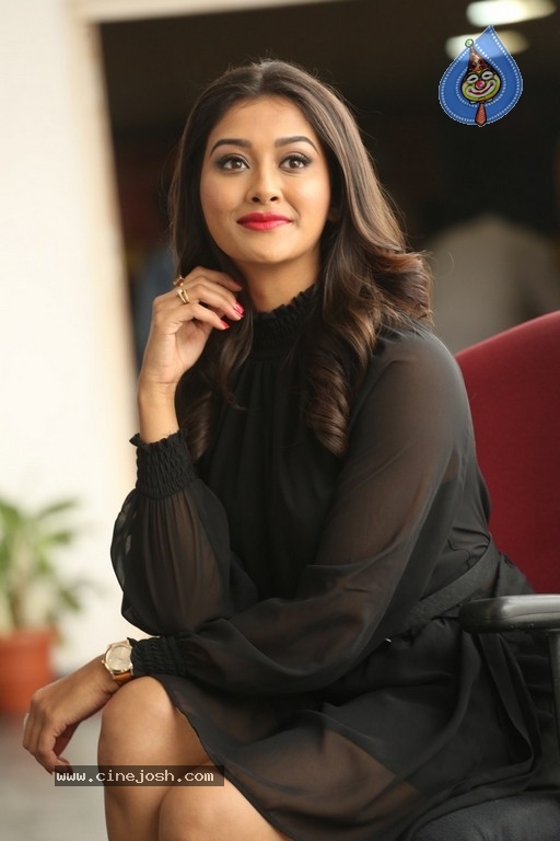 Pooja Jhaveri Stills - 5 / 21 photos