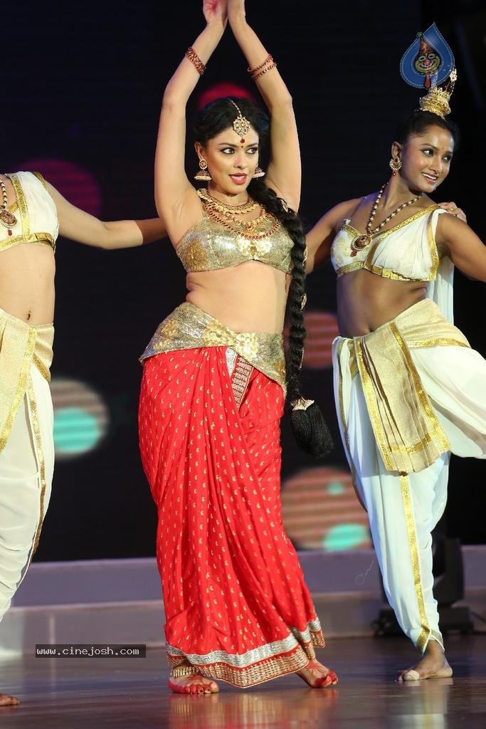 Pooja Kumar Dance Performance at Uttama Villain Audio Launch - 2 / 36 photos