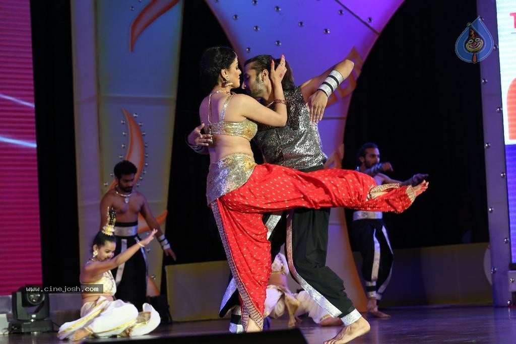 Pooja Kumar Dance Performance at Uttama Villain Audio Launch - 3 / 36 photos