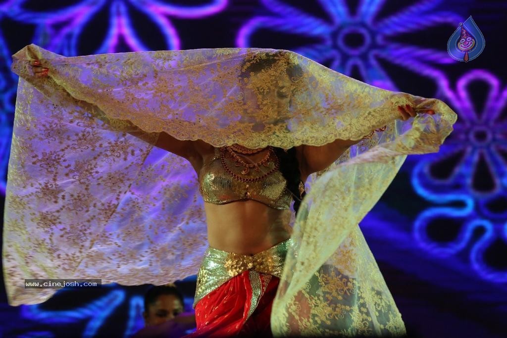 Pooja Kumar Dance Performance at Uttama Villain Audio Launch - 5 / 36 photos