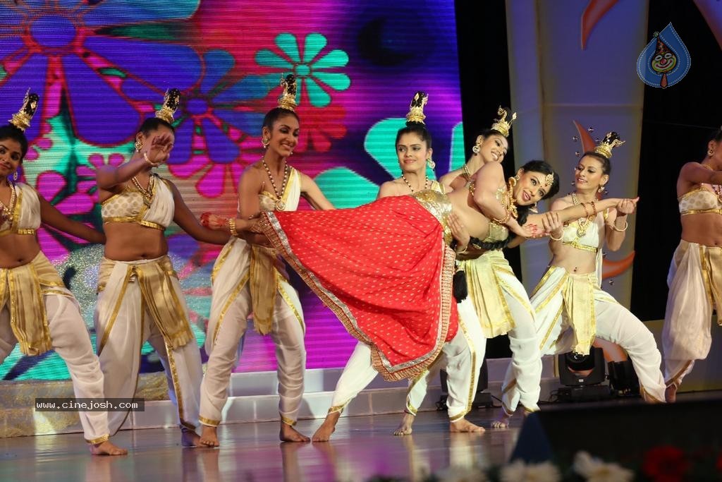 Pooja Kumar Dance Performance at Uttama Villain Audio Launch - 6 / 36 photos