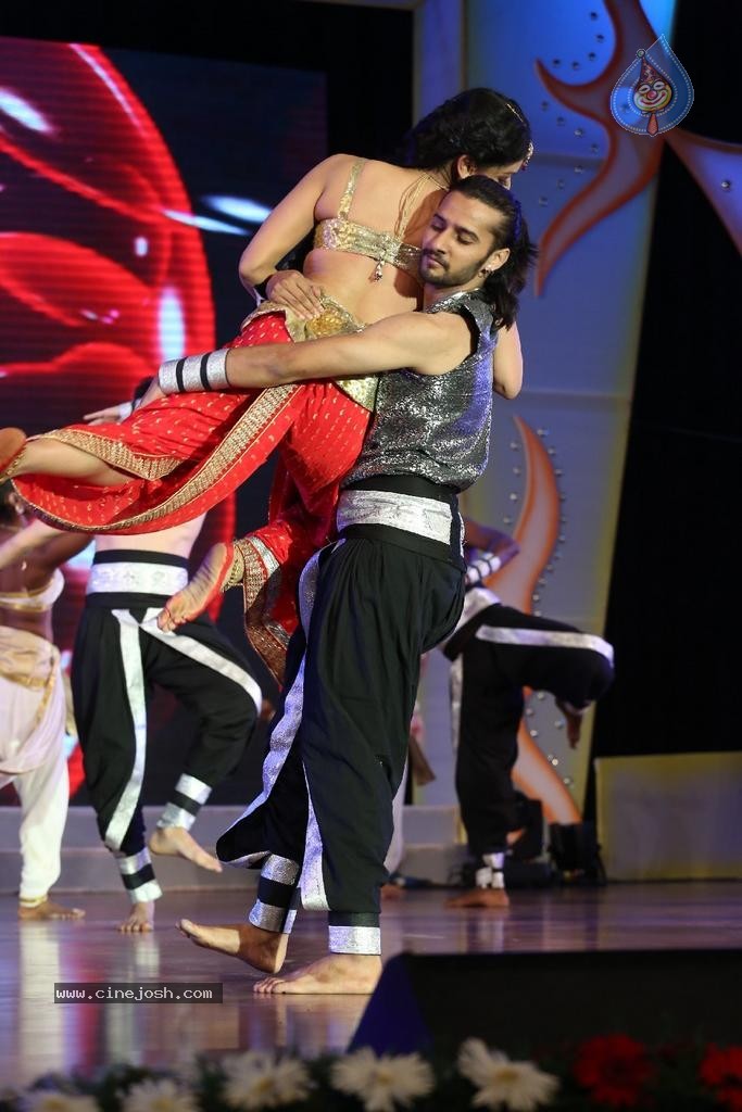 Pooja Kumar Dance Performance at Uttama Villain Audio Launch - 7 / 36 photos