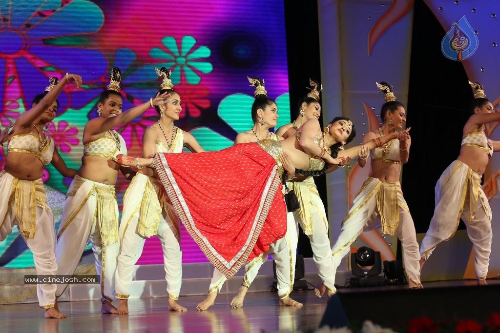 Pooja Kumar Dance Performance at Uttama Villain Audio Launch - 8 / 36 photos