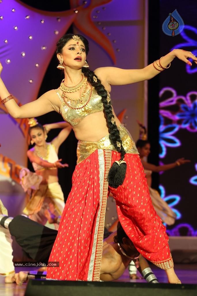 Pooja Kumar Dance Performance at Uttama Villain Audio Launch - 11 / 36 photos
