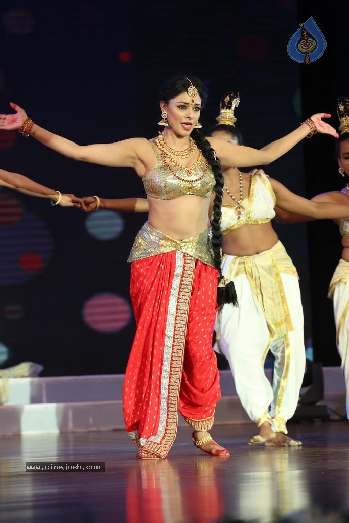 Pooja Kumar Dance Performance at Uttama Villain Audio Launch - 12 / 36 photos