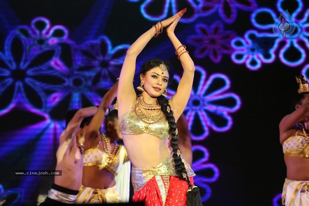 Pooja Kumar Dance Performance at Uttama Villain Audio Launch - 13 / 36 photos
