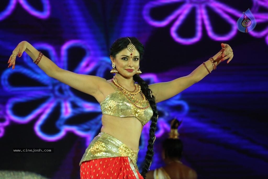 Pooja Kumar Dance Performance at Uttama Villain Audio Launch - 14 / 36 photos