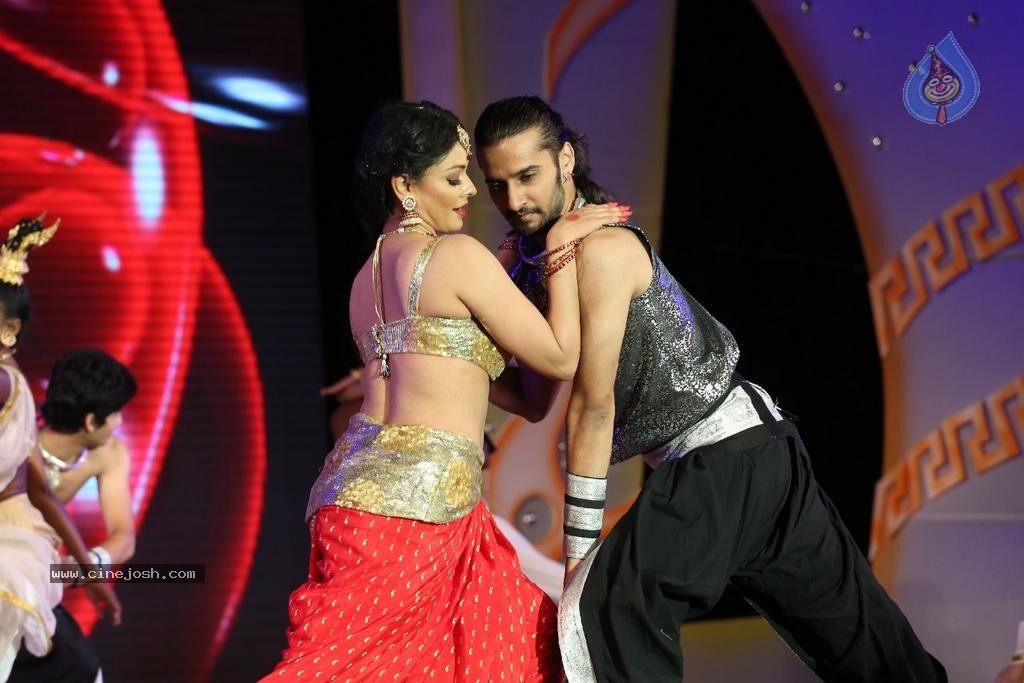 Pooja Kumar Dance Performance at Uttama Villain Audio Launch - 15 / 36 photos