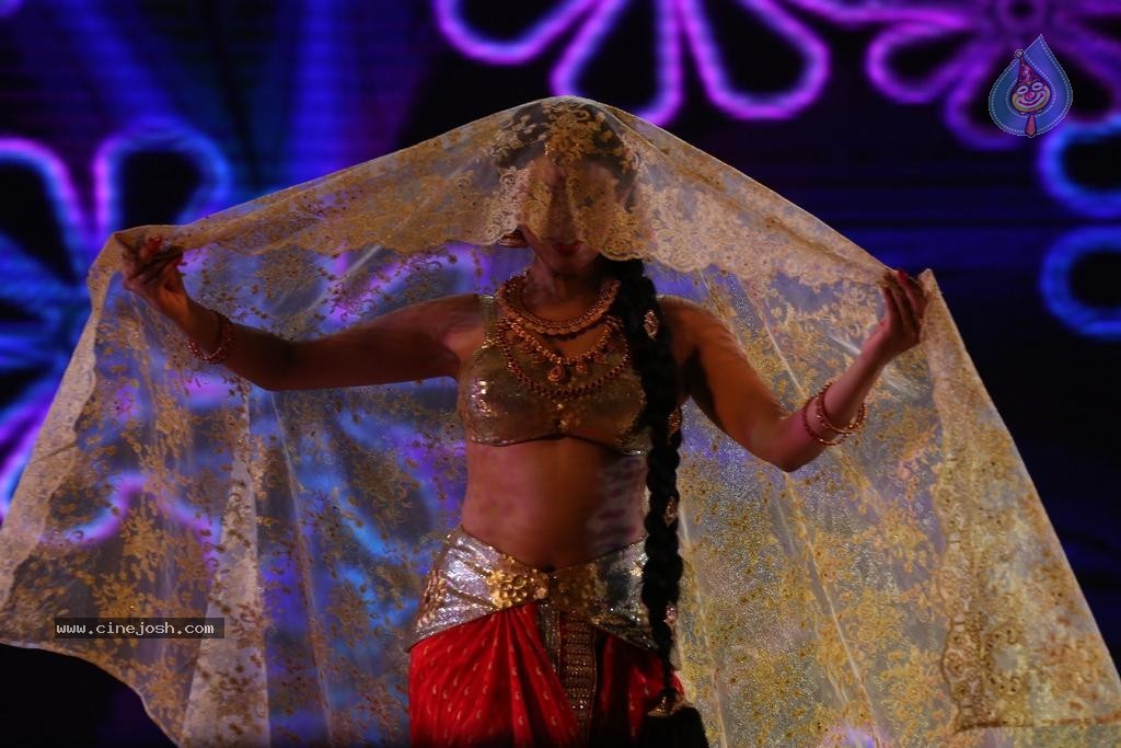 Pooja Kumar Dance Performance at Uttama Villain Audio Launch - 17 / 36 photos