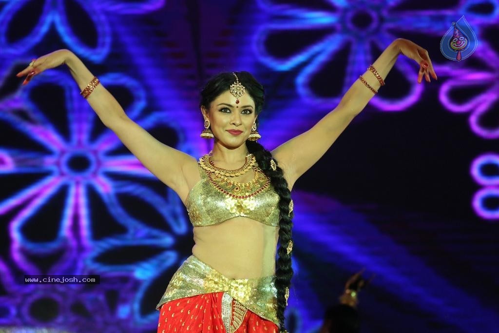 Pooja Kumar Dance Performance at Uttama Villain Audio Launch - 18 / 36 photos