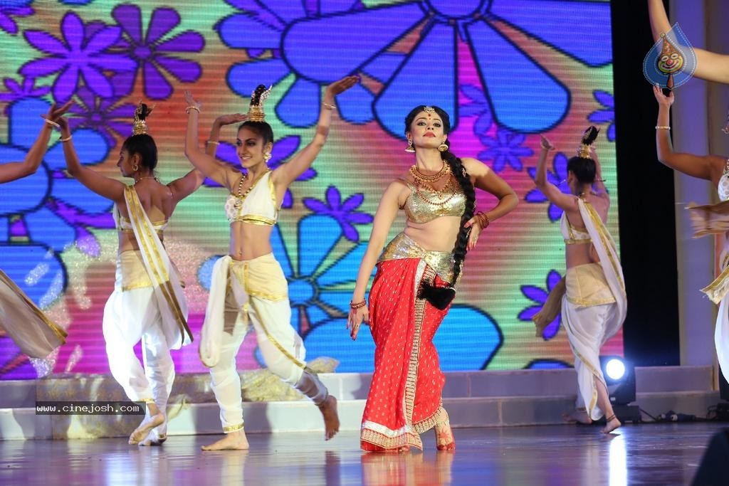 Pooja Kumar Dance Performance at Uttama Villain Audio Launch - 19 / 36 photos