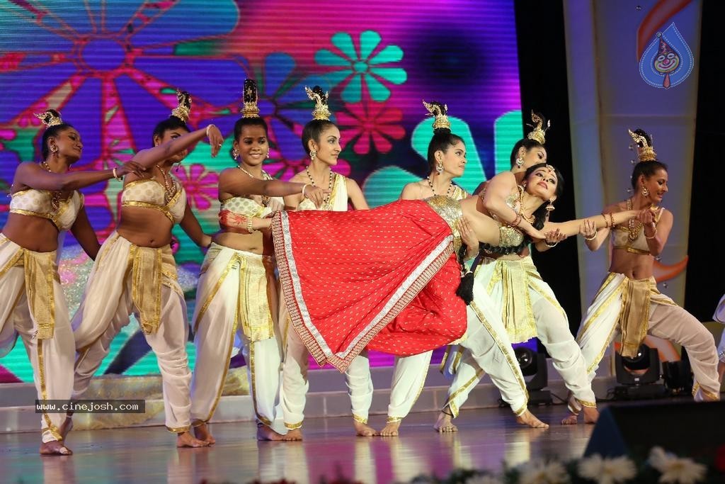 Pooja Kumar Dance Performance at Uttama Villain Audio Launch - 21 / 36 photos