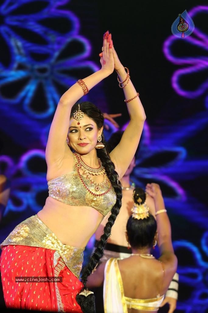 Pooja Kumar Dance Performance at Uttama Villain Audio Launch - 22 / 36 photos