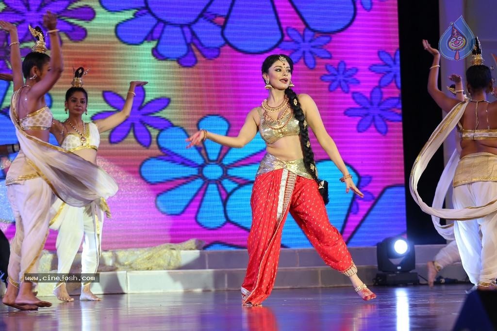 Pooja Kumar Dance Performance at Uttama Villain Audio Launch - 23 / 36 photos