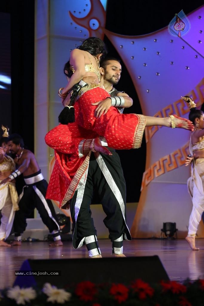 Pooja Kumar Dance Performance at Uttama Villain Audio Launch - 25 / 36 photos