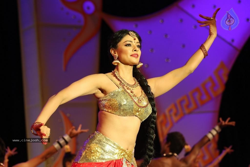 Pooja Kumar Dance Performance at Uttama Villain Audio Launch - 26 / 36 photos