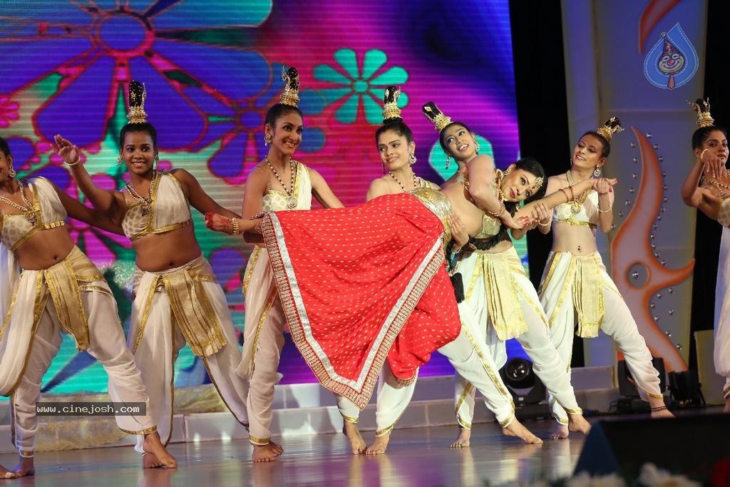Pooja Kumar Dance Performance at Uttama Villain Audio Launch - 27 / 36 photos