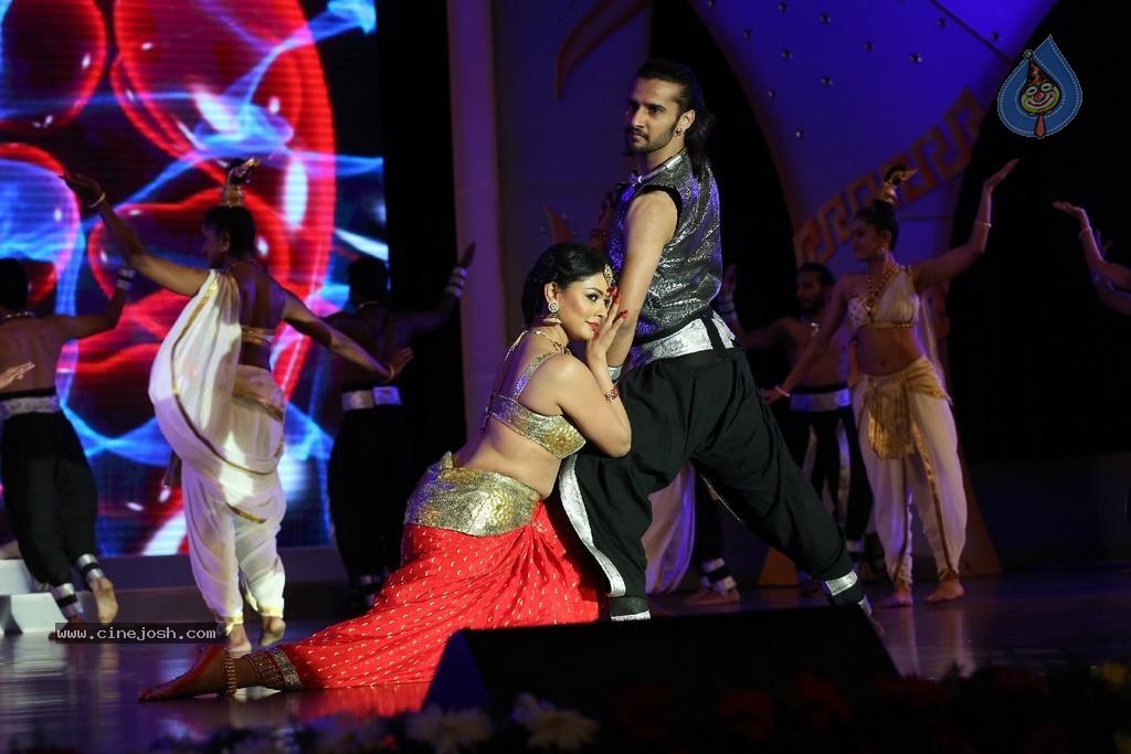 Pooja Kumar Dance Performance at Uttama Villain Audio Launch - 28 / 36 photos