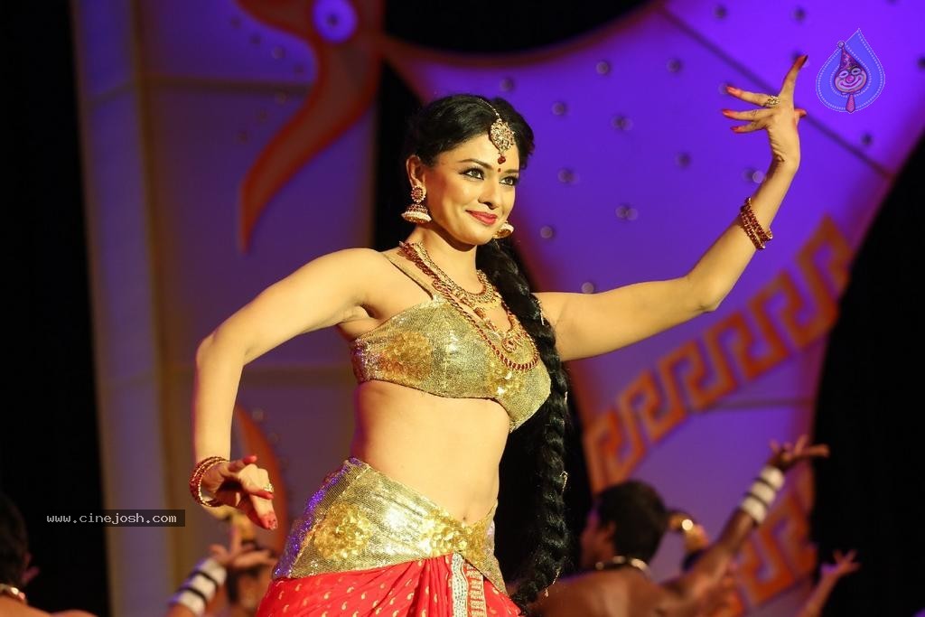 Pooja Kumar Dance Performance at Uttama Villain Audio Launch - 29 / 36 photos
