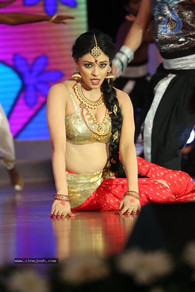 Pooja Kumar Dance Performance at Uttama Villain Audio Launch - 30 / 36 photos