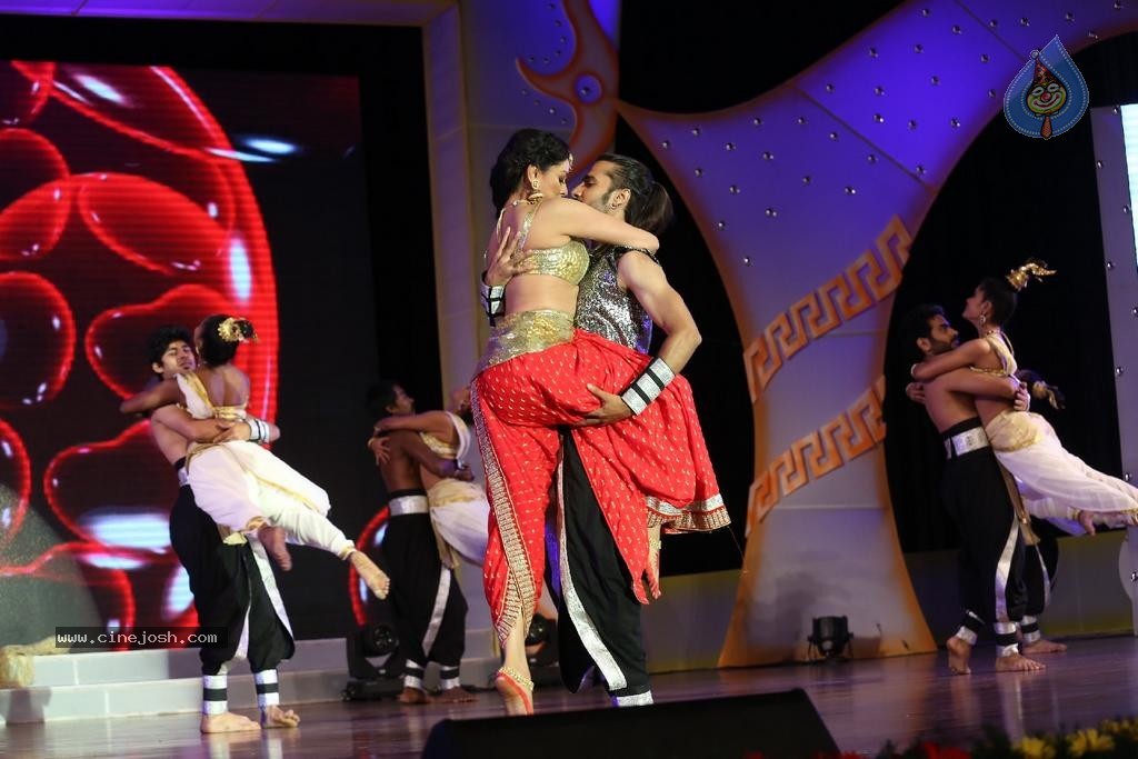 Pooja Kumar Dance Performance at Uttama Villain Audio Launch - 31 / 36 photos