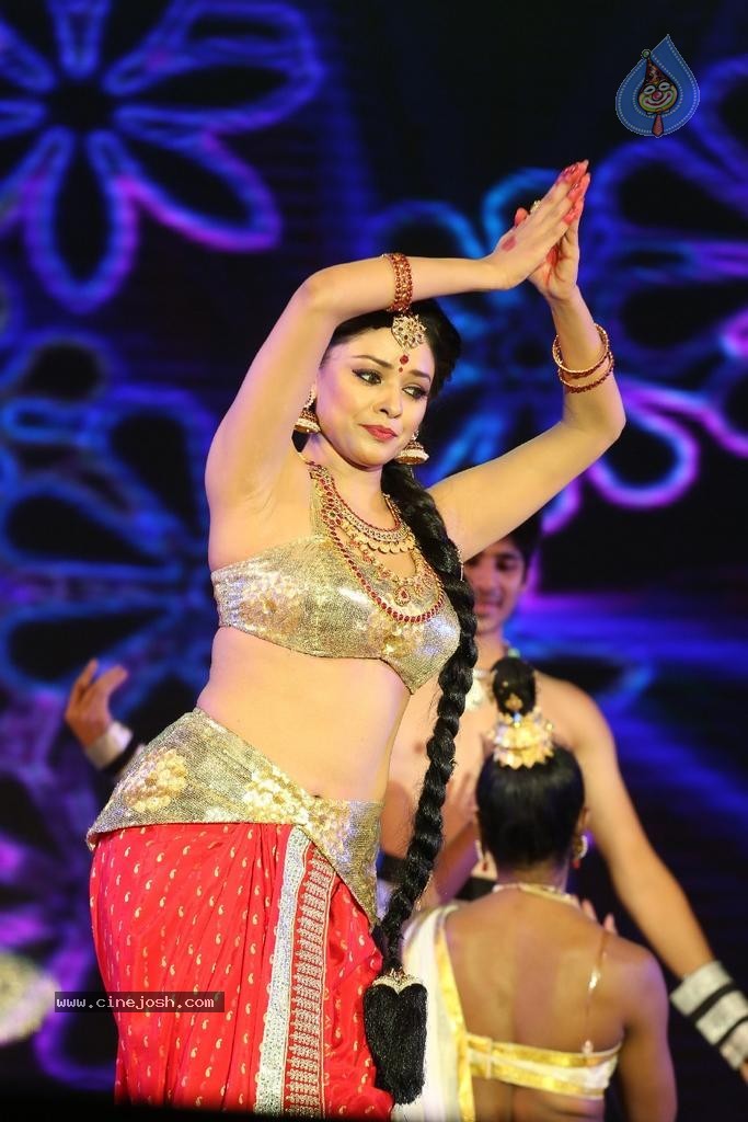 Pooja Kumar Dance Performance at Uttama Villain Audio Launch - 32 / 36 photos