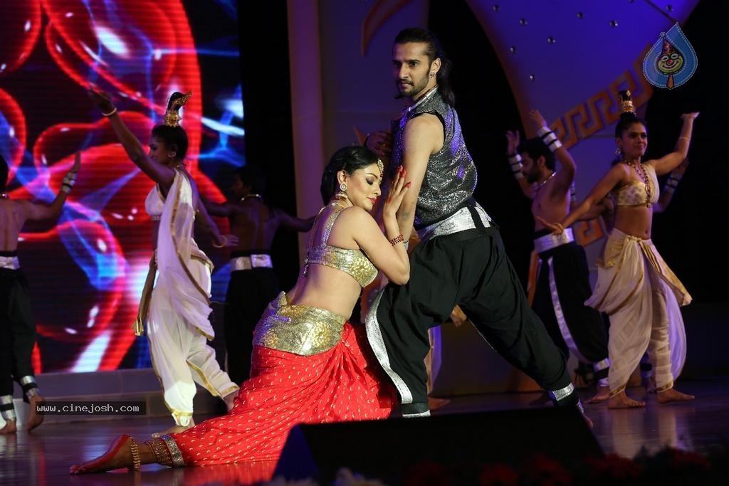Pooja Kumar Dance Performance at Uttama Villain Audio Launch - 33 / 36 photos