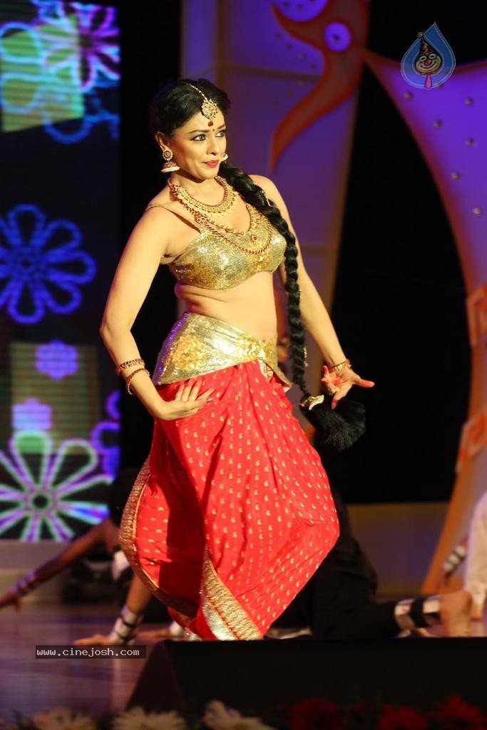Pooja Kumar Dance Performance at Uttama Villain Audio Launch - 35 / 36 photos