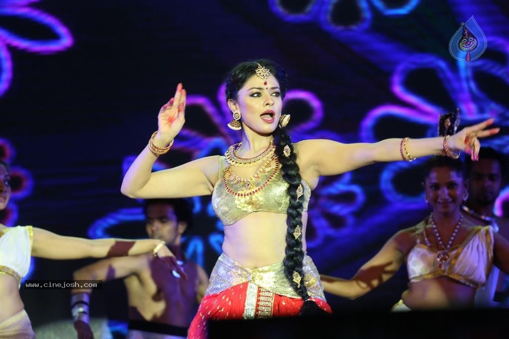 Pooja Kumar Dance Performance at Uttama Villain Audio Launch - 36 / 36 photos