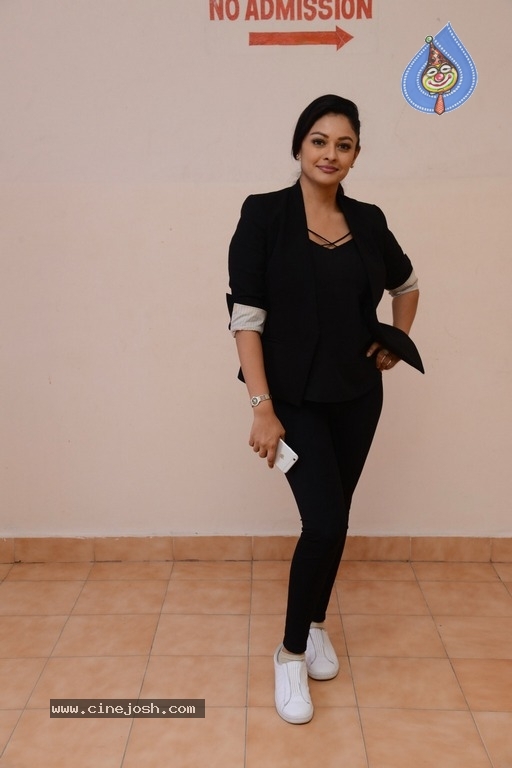 Pooja Kumar Latest Pics - 7 / 7 photos