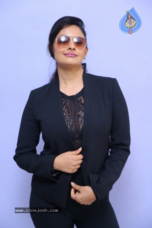 Pooja Kumar Latest Stills - 12 / 20 photos