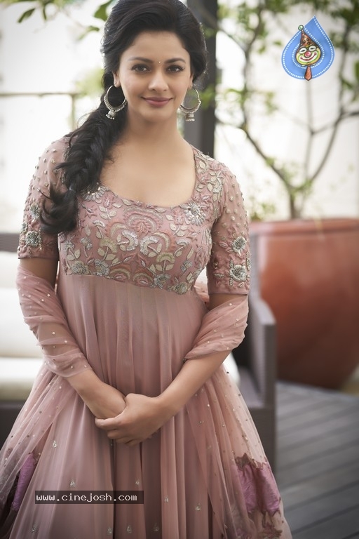 Pooja Kumar New Photo Shoot - 5 / 9 photos