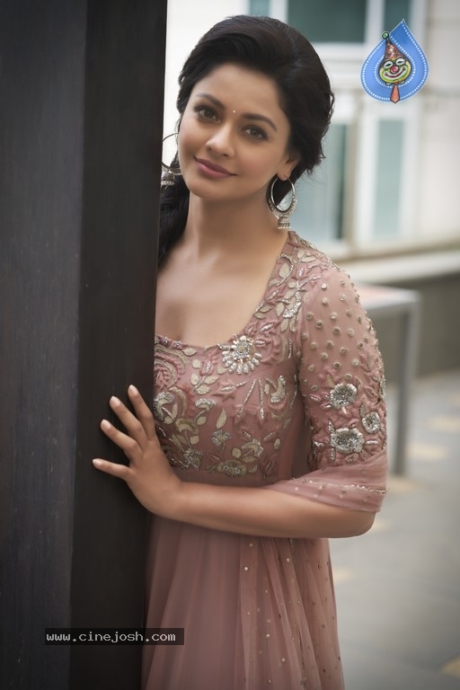 Pooja Kumar New Photo Shoot - 7 / 9 photos