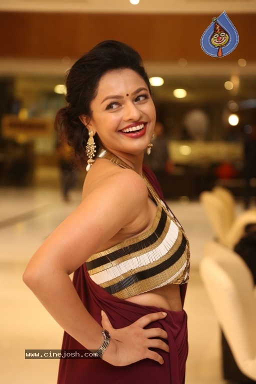 Pooja Kumar New Photos - 26 / 42 photos