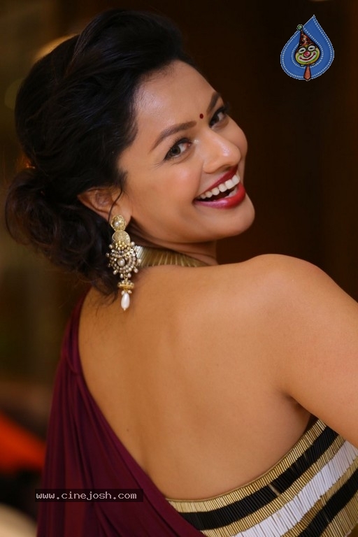 Pooja Kumar New Photos - 29 / 42 photos