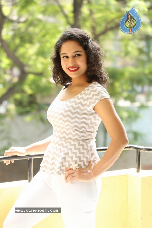Pooja New Photos - 2 / 39 photos