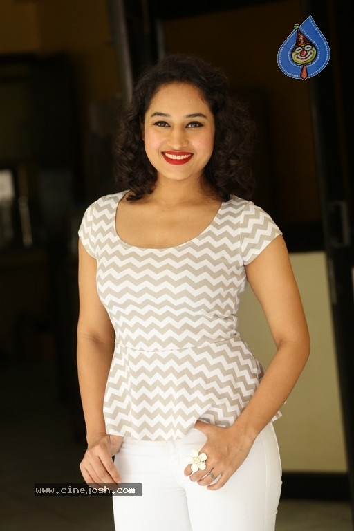 Pooja New Photos - 4 / 39 photos