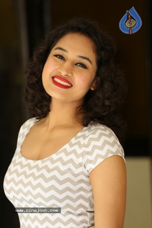 Pooja New Photos - 6 / 39 photos