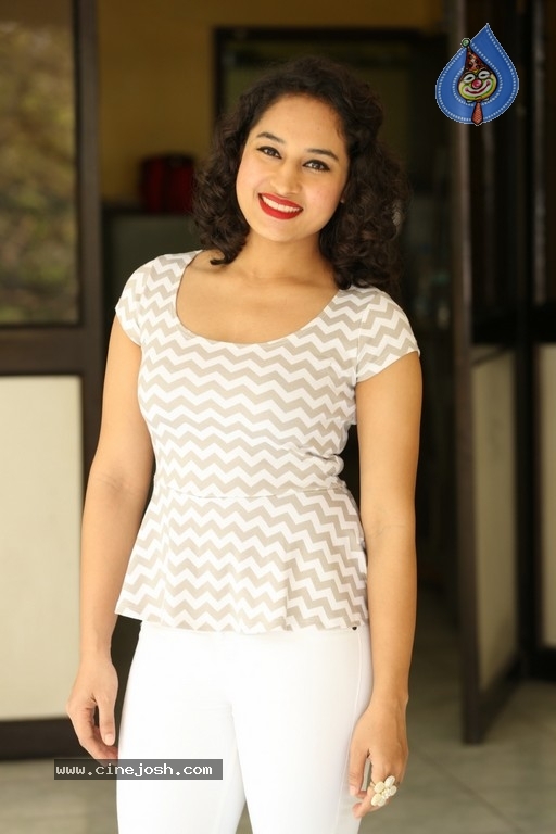 Pooja New Photos - 7 / 39 photos