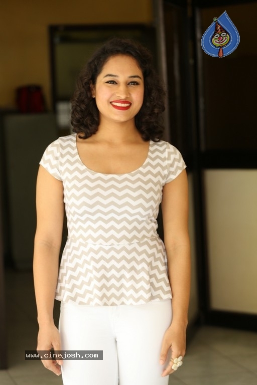 Pooja New Photos - 13 / 39 photos