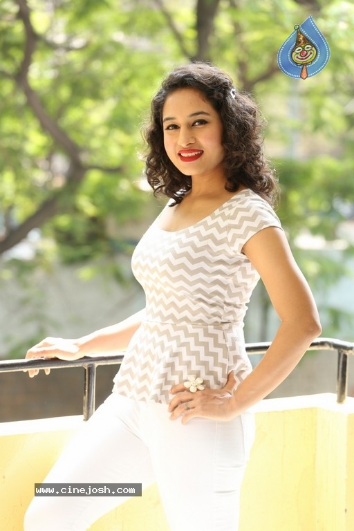 Pooja New Photos - 17 / 39 photos