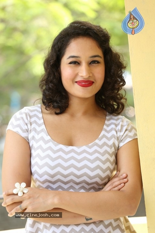 Pooja New Photos - 22 / 39 photos