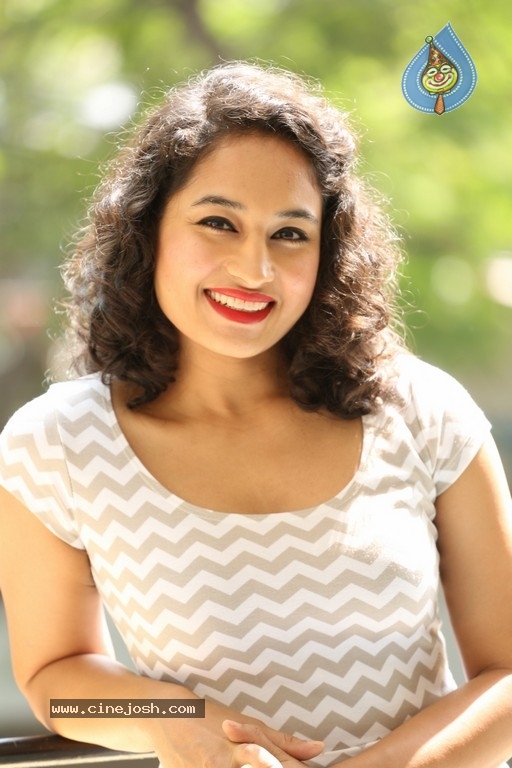 Pooja New Photos - 28 / 39 photos
